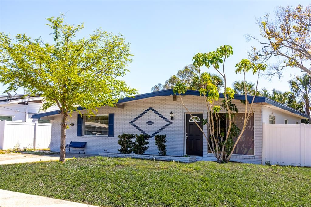 Recently Sold: $299,900 (3 beds, 1 baths, 1376 Square Feet)