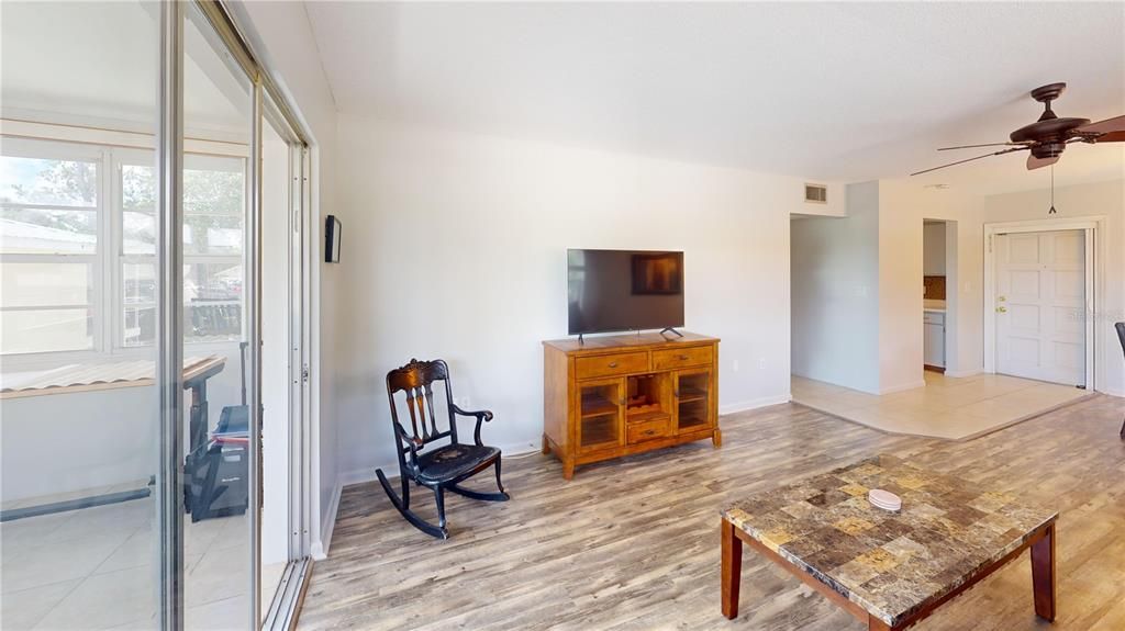 待售: $114,000 (2 贝兹, 1 浴室, 1016 平方英尺)