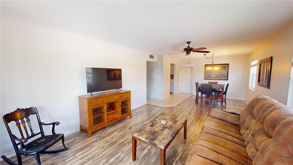 待售: $114,000 (2 贝兹, 1 浴室, 1016 平方英尺)