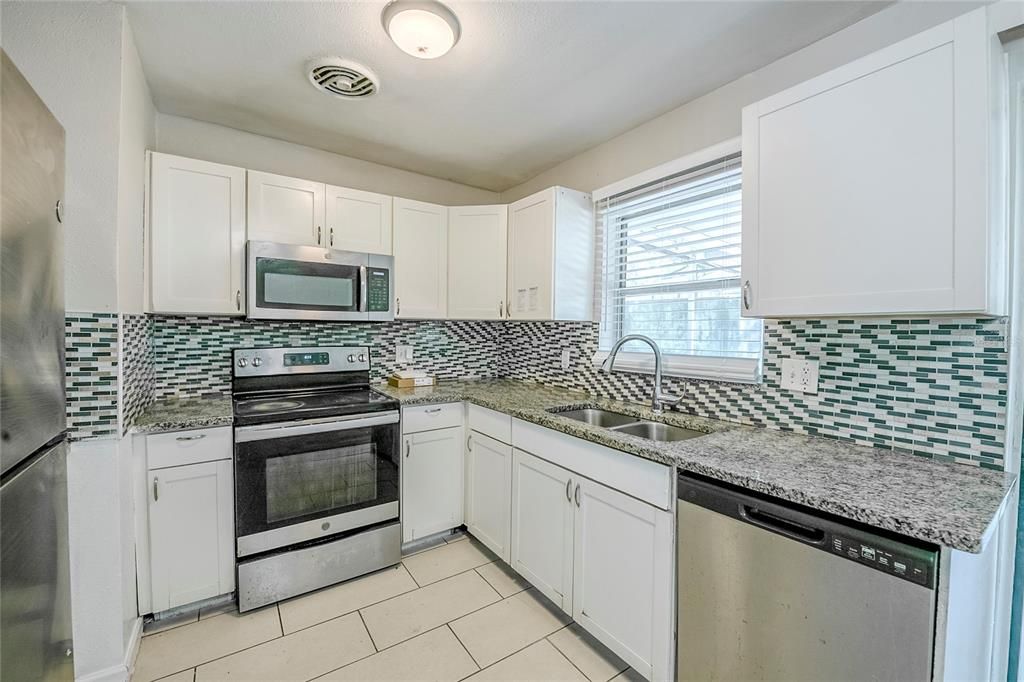 合同活跃: $225,000 (3 贝兹, 1 浴室, 1152 平方英尺)