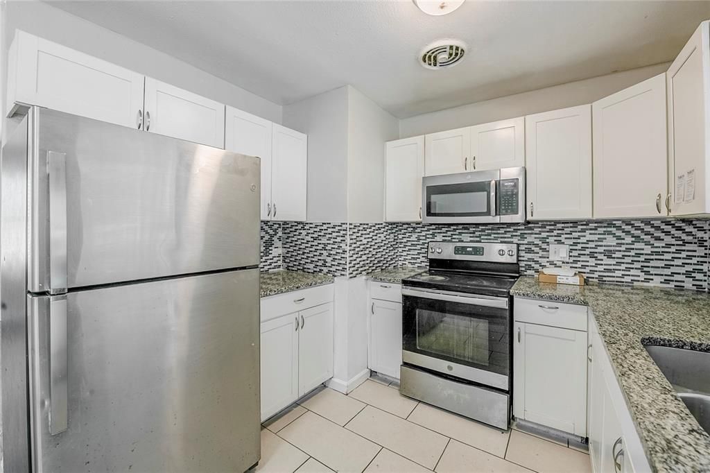 合同活跃: $225,000 (3 贝兹, 1 浴室, 1152 平方英尺)