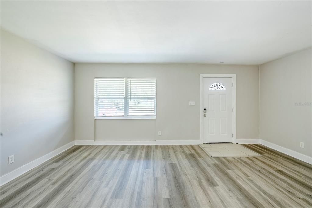 合同活跃: $225,000 (3 贝兹, 1 浴室, 1152 平方英尺)