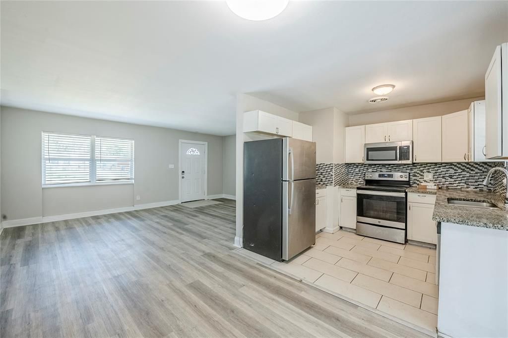 合同活跃: $225,000 (3 贝兹, 1 浴室, 1152 平方英尺)