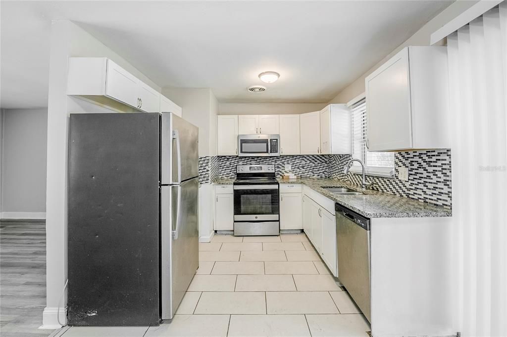 合同活跃: $225,000 (3 贝兹, 1 浴室, 1152 平方英尺)