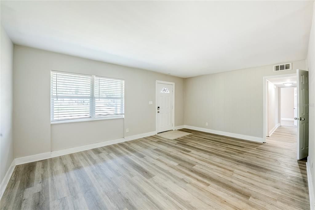 合同活跃: $225,000 (3 贝兹, 1 浴室, 1152 平方英尺)