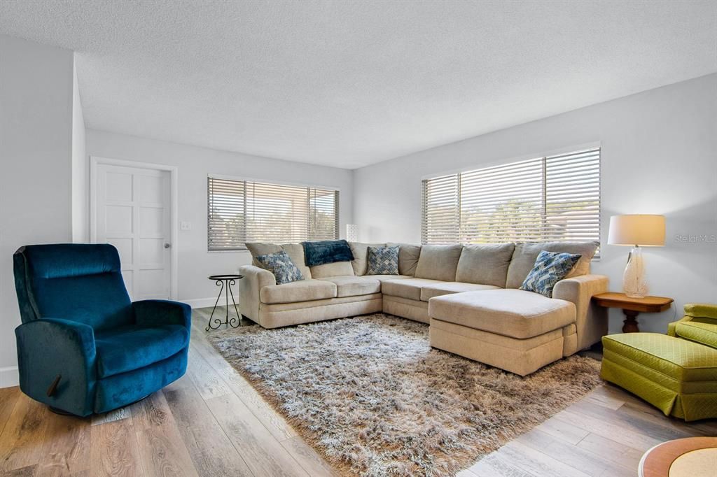 На продажу: $148,999 (2 спален, 1 ванн, 913 Квадратных фут)