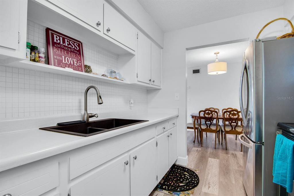 На продажу: $148,999 (2 спален, 1 ванн, 913 Квадратных фут)