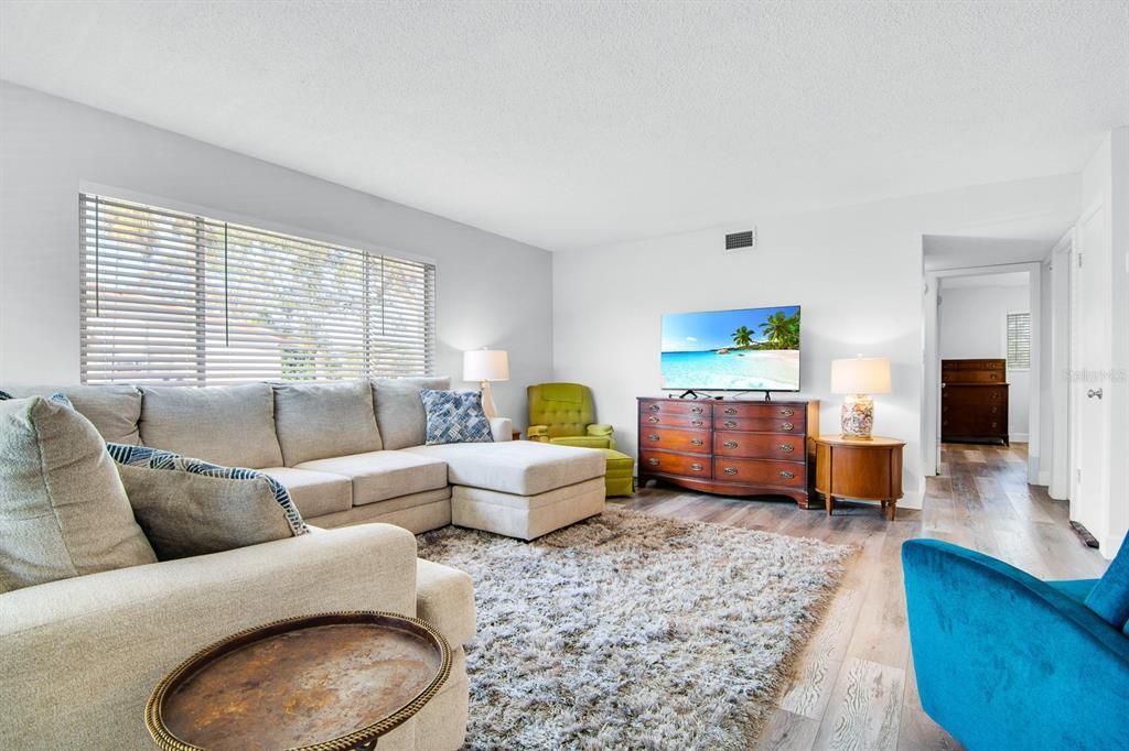 На продажу: $148,999 (2 спален, 1 ванн, 913 Квадратных фут)