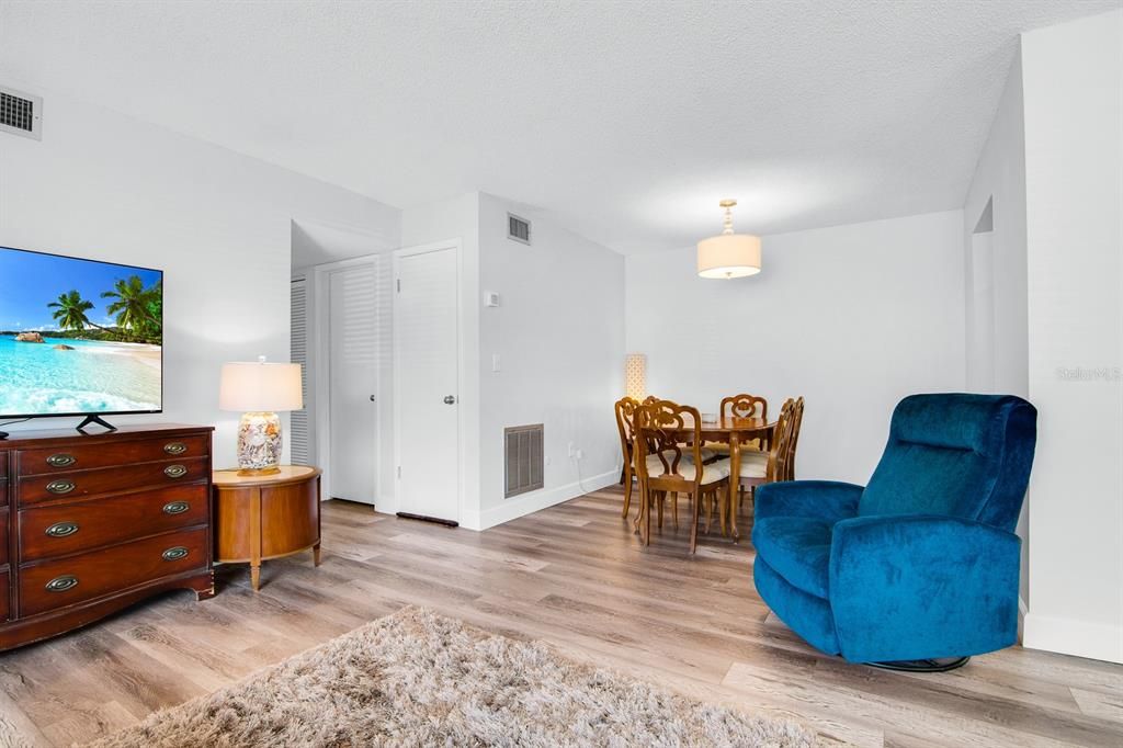 На продажу: $148,999 (2 спален, 1 ванн, 913 Квадратных фут)