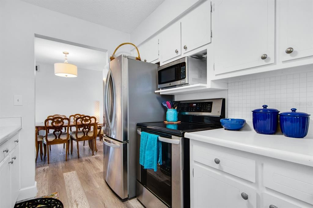 На продажу: $148,999 (2 спален, 1 ванн, 913 Квадратных фут)