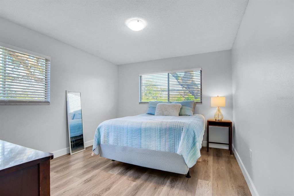 На продажу: $148,999 (2 спален, 1 ванн, 913 Квадратных фут)