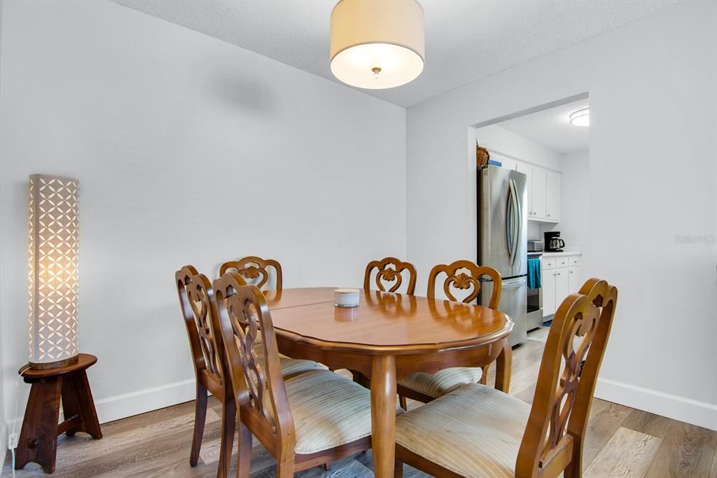 На продажу: $148,999 (2 спален, 1 ванн, 913 Квадратных фут)