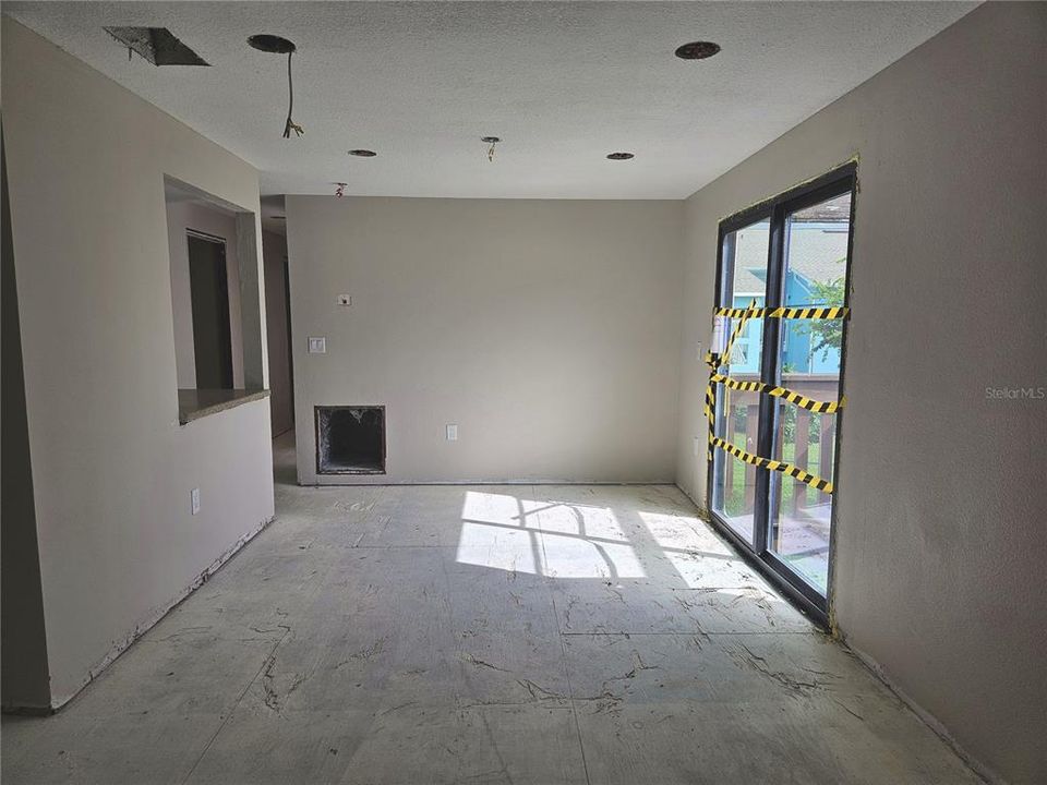 合同活跃: $69,900 (2 贝兹, 2 浴室, 960 平方英尺)