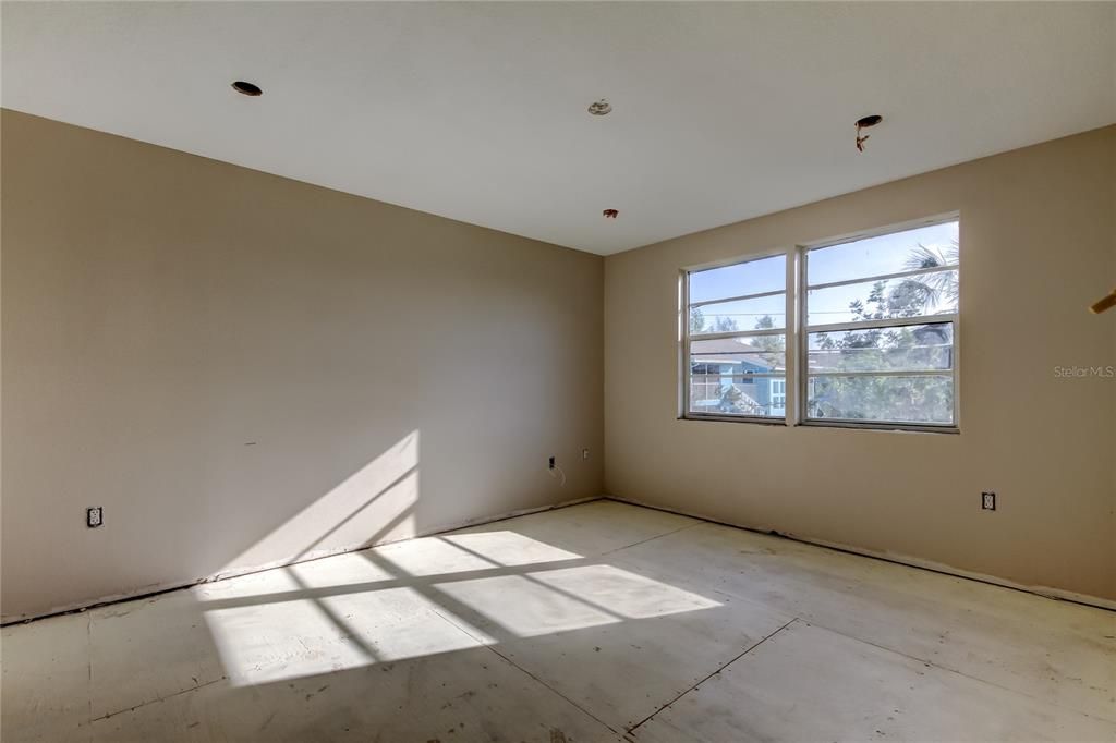 合同活跃: $69,900 (2 贝兹, 2 浴室, 960 平方英尺)