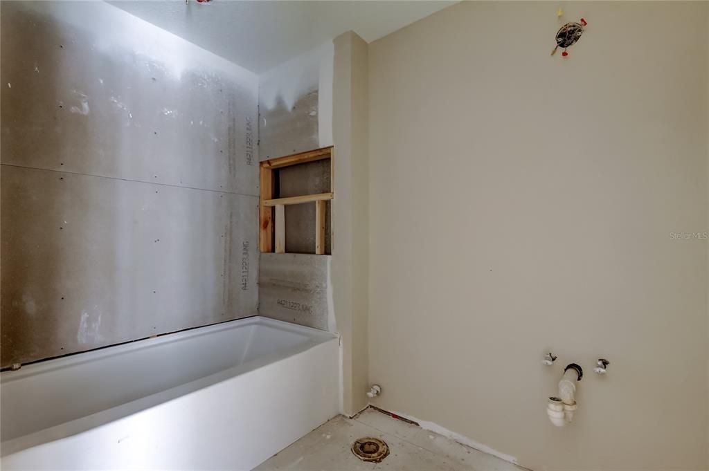 合同活跃: $69,900 (2 贝兹, 2 浴室, 960 平方英尺)