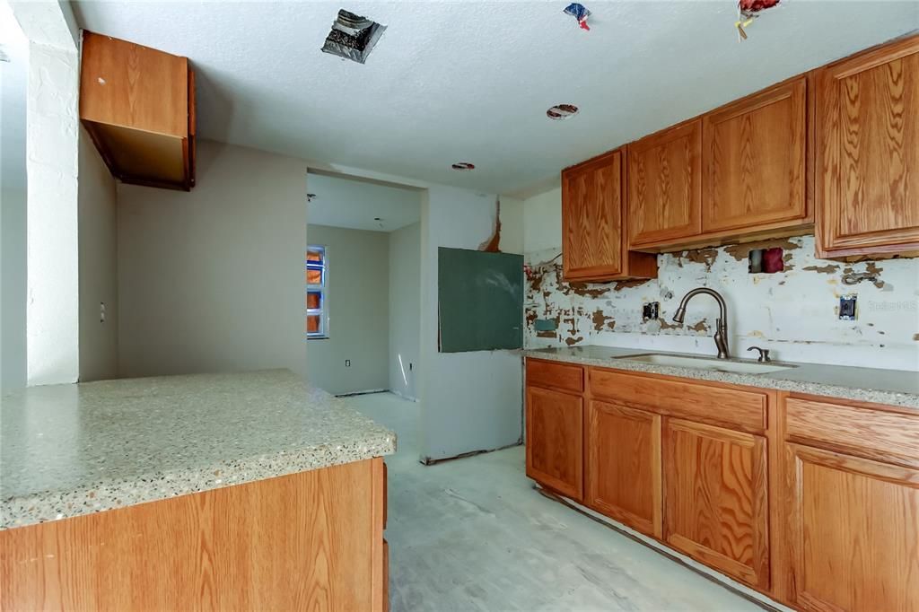 合同活跃: $69,900 (2 贝兹, 2 浴室, 960 平方英尺)