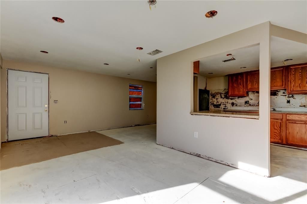 合同活跃: $69,900 (2 贝兹, 2 浴室, 960 平方英尺)