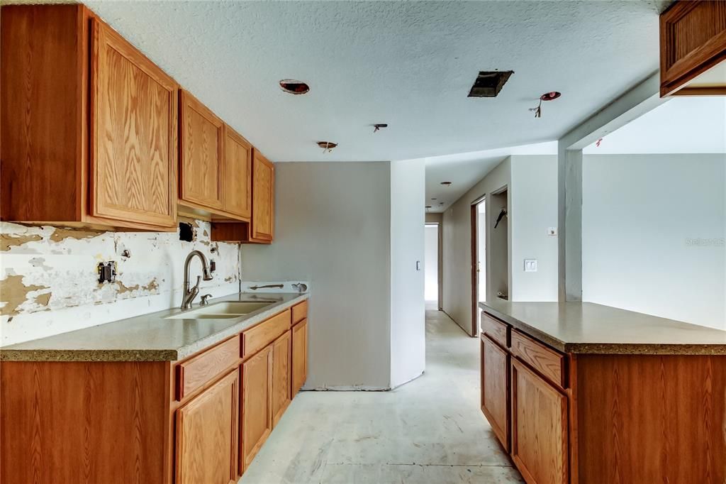 合同活跃: $69,900 (2 贝兹, 2 浴室, 960 平方英尺)