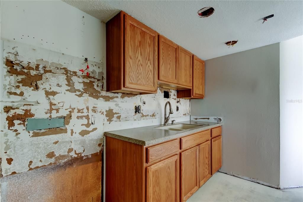 合同活跃: $69,900 (2 贝兹, 2 浴室, 960 平方英尺)