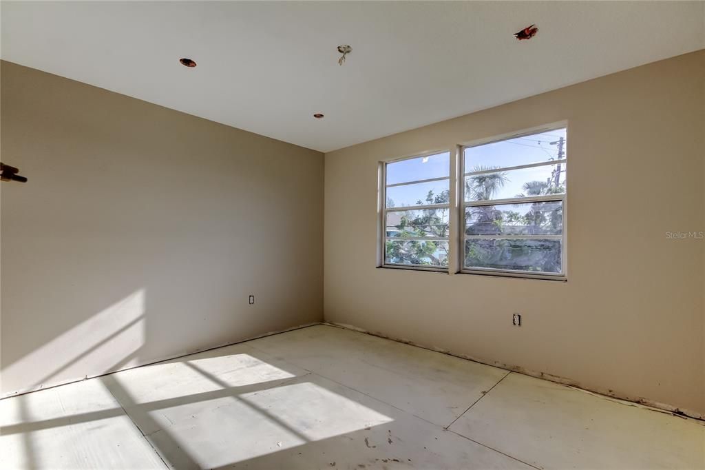 合同活跃: $69,900 (2 贝兹, 2 浴室, 960 平方英尺)