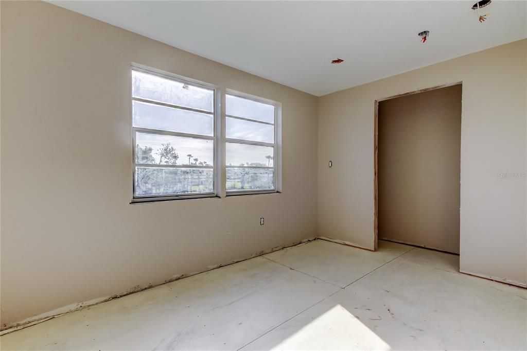 合同活跃: $69,900 (2 贝兹, 2 浴室, 960 平方英尺)