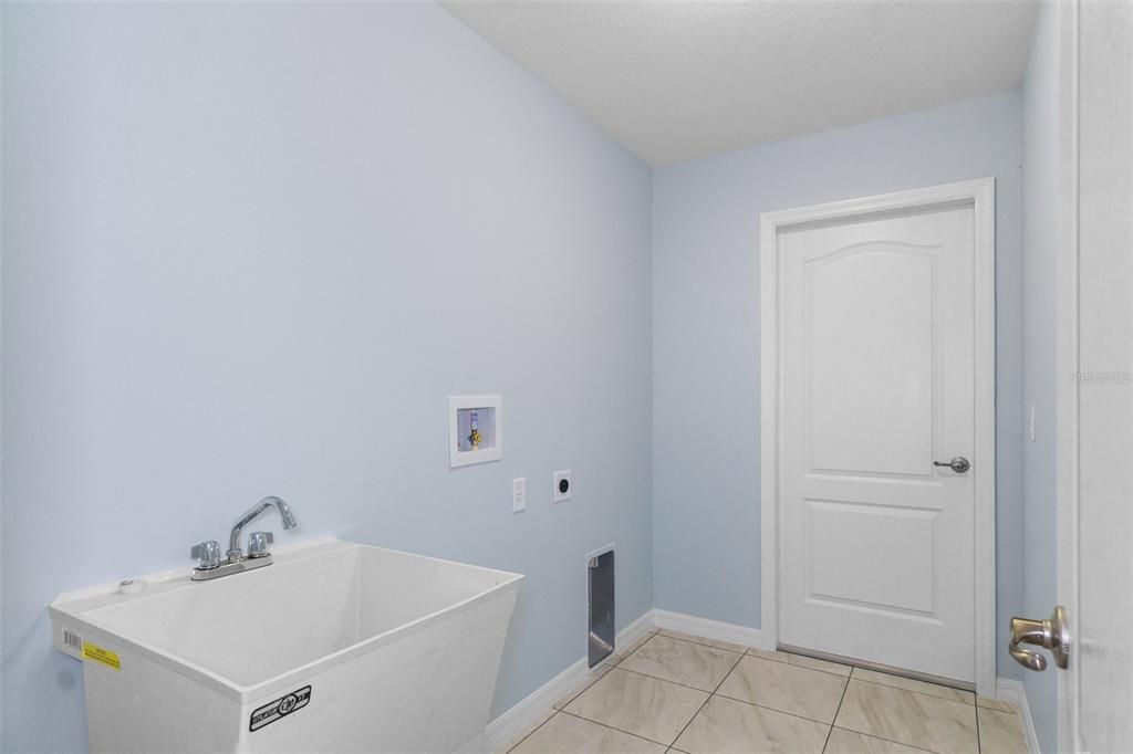 Active With Contract: $349,900 (3 beds, 2 baths, 1965 Square Feet)