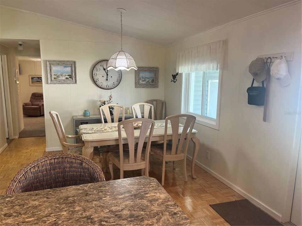 待售: $190,000 (2 贝兹, 2 浴室, 1056 平方英尺)