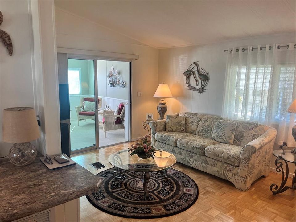 待售: $190,000 (2 贝兹, 2 浴室, 1056 平方英尺)