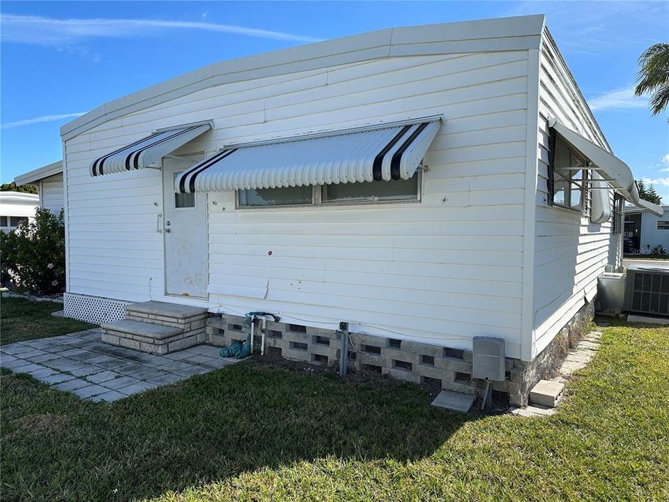 For Sale: $122,500 (2 beds, 2 baths, 1008 Square Feet)