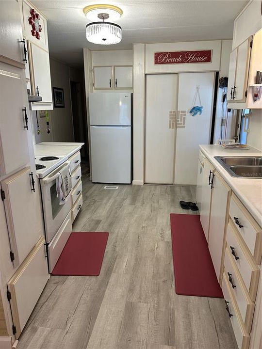 For Sale: $122,500 (2 beds, 2 baths, 1008 Square Feet)