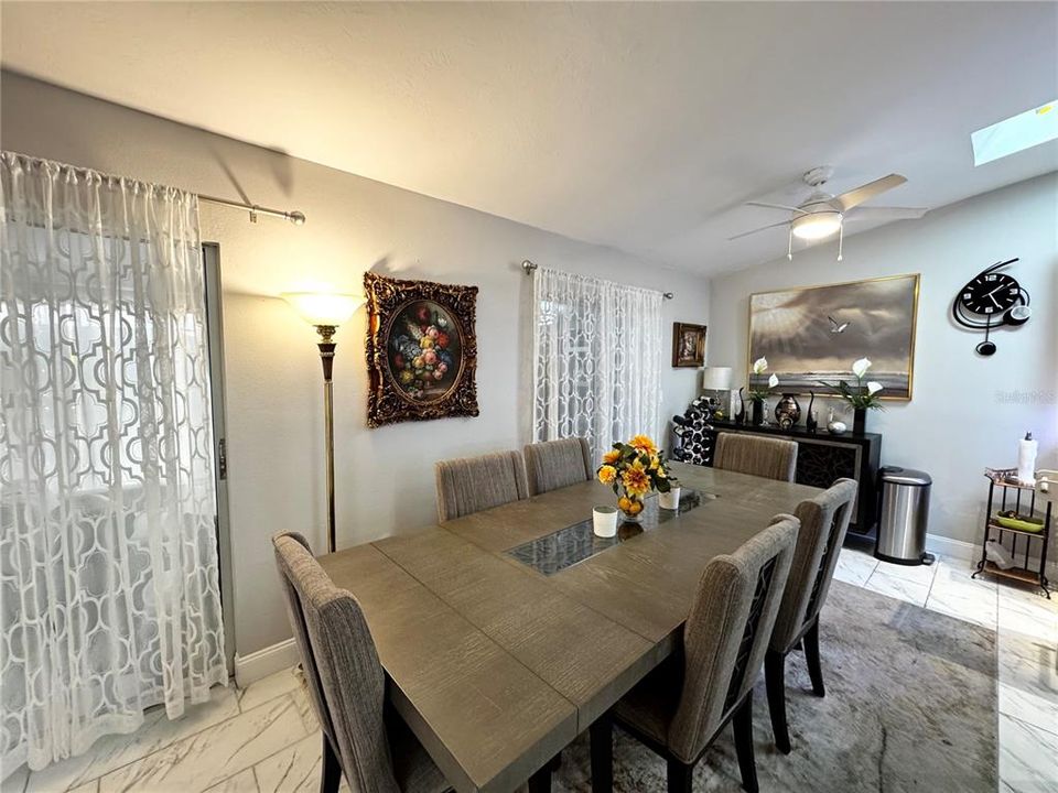 待售: $235,000 (2 贝兹, 2 浴室, 930 平方英尺)