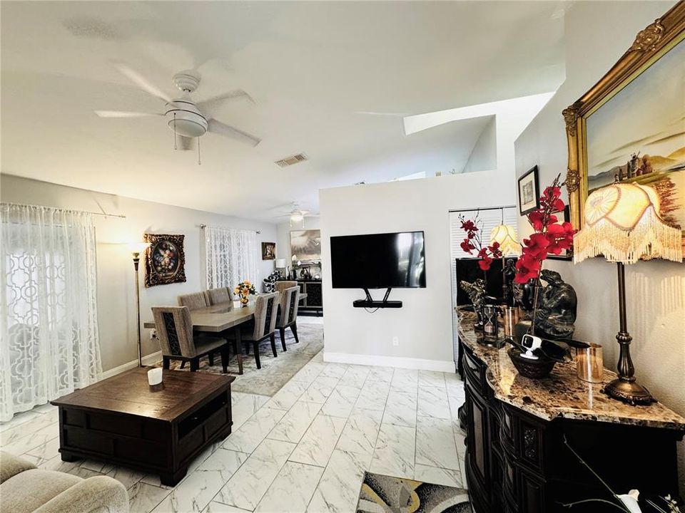 待售: $235,000 (2 贝兹, 2 浴室, 930 平方英尺)