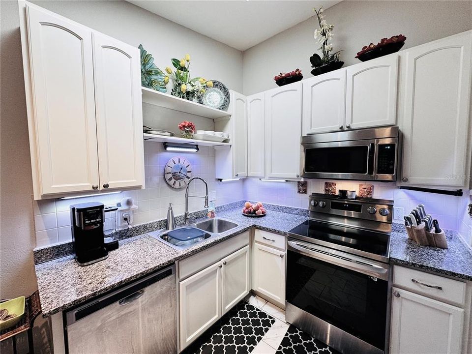 待售: $235,000 (2 贝兹, 2 浴室, 930 平方英尺)