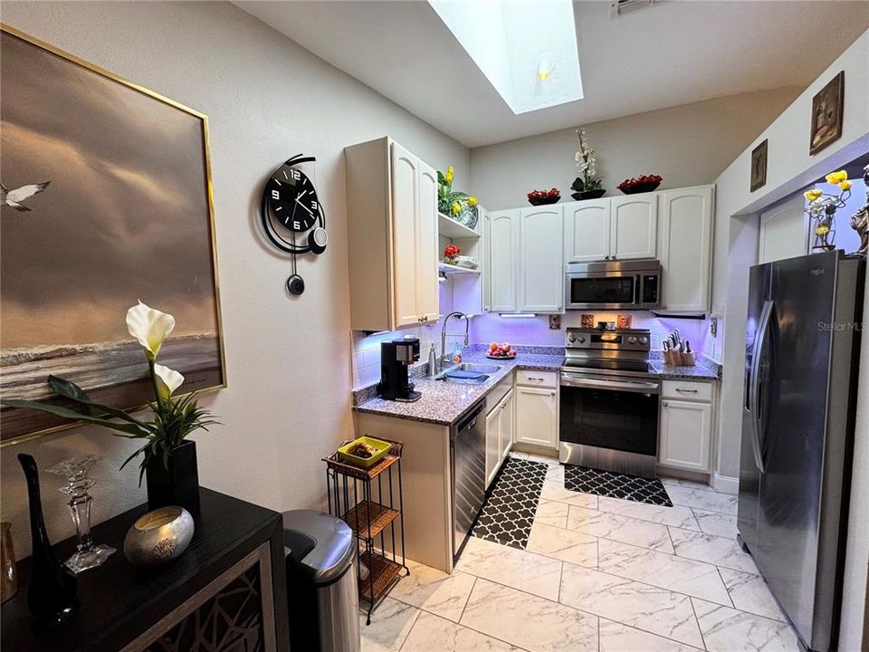 待售: $235,000 (2 贝兹, 2 浴室, 930 平方英尺)