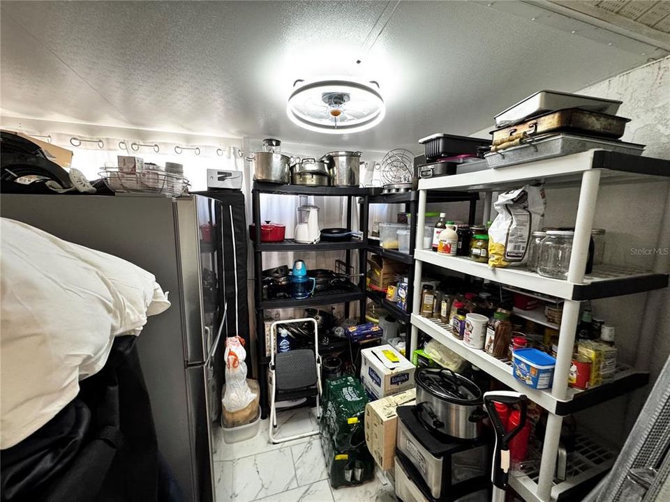 待售: $235,000 (2 贝兹, 2 浴室, 930 平方英尺)