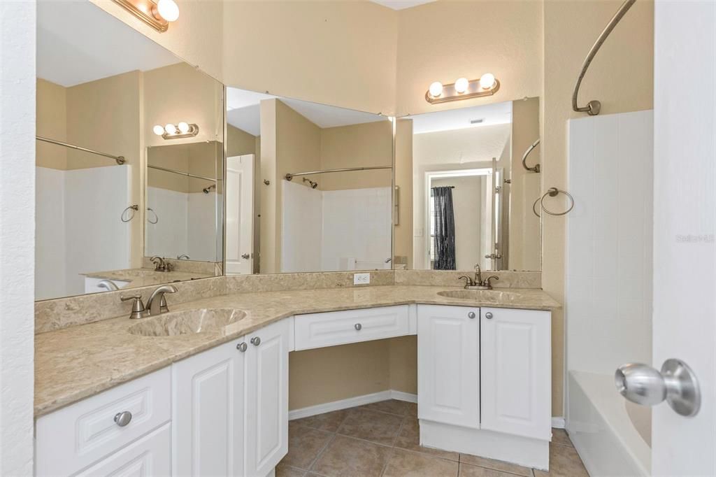 For Sale: $319,900 (2 beds, 2 baths, 1309 Square Feet)