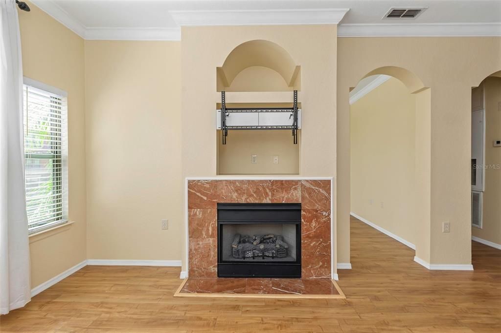 For Sale: $319,900 (2 beds, 2 baths, 1309 Square Feet)