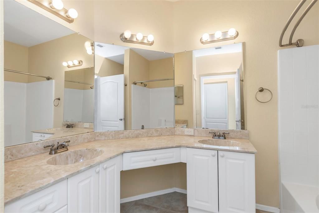 For Sale: $319,900 (2 beds, 2 baths, 1309 Square Feet)