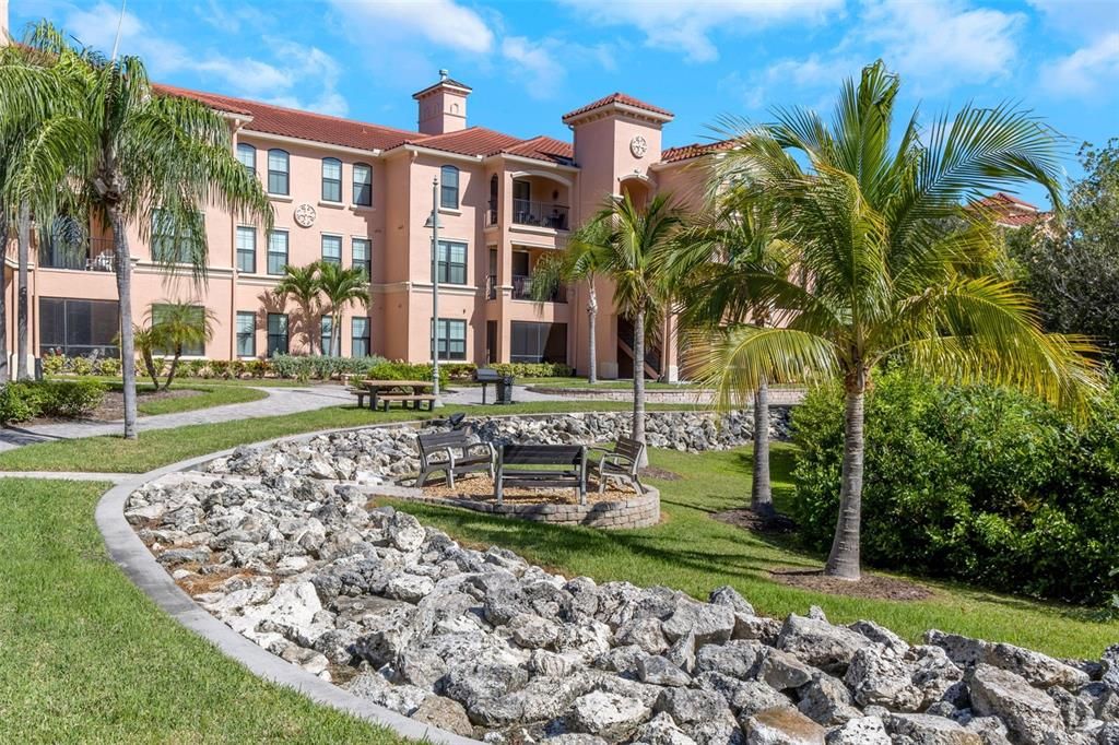 For Sale: $319,900 (2 beds, 2 baths, 1309 Square Feet)