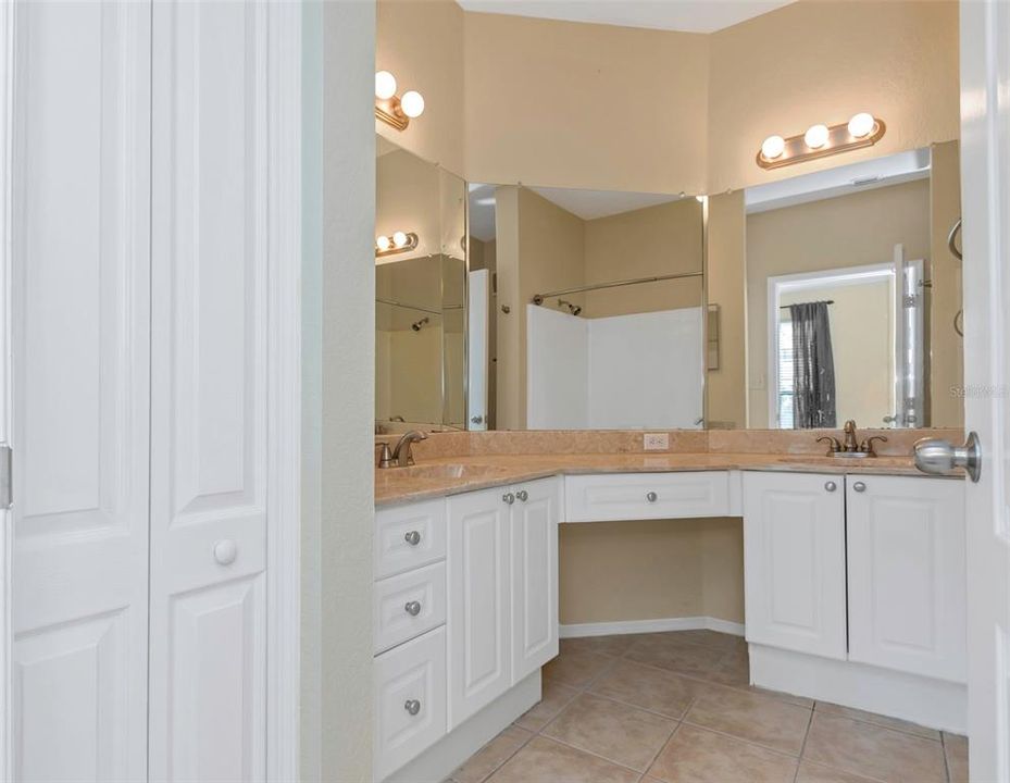 For Sale: $319,900 (2 beds, 2 baths, 1309 Square Feet)