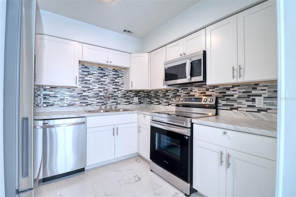 For Sale: $188,000 (2 beds, 2 baths, 1005 Square Feet)