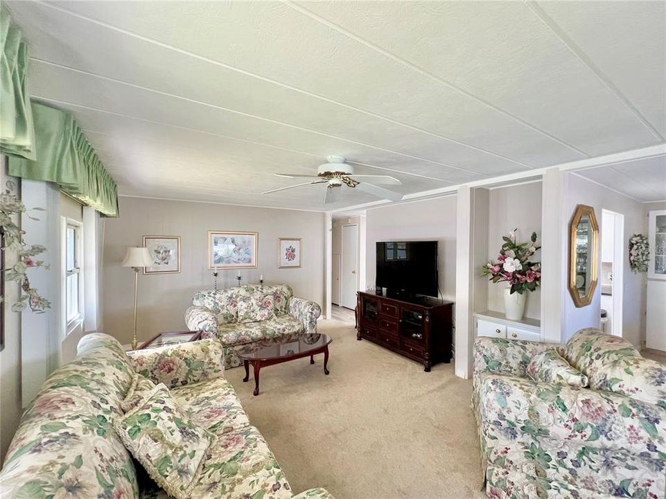 待售: $198,000 (2 贝兹, 2 浴室, 1325 平方英尺)