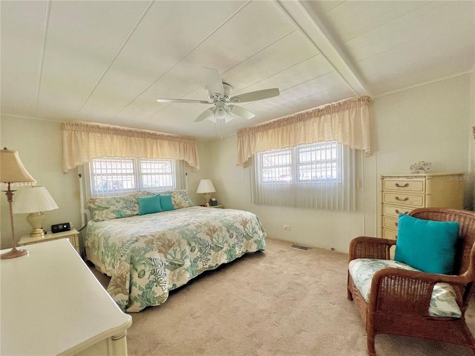 待售: $198,000 (2 贝兹, 2 浴室, 1325 平方英尺)