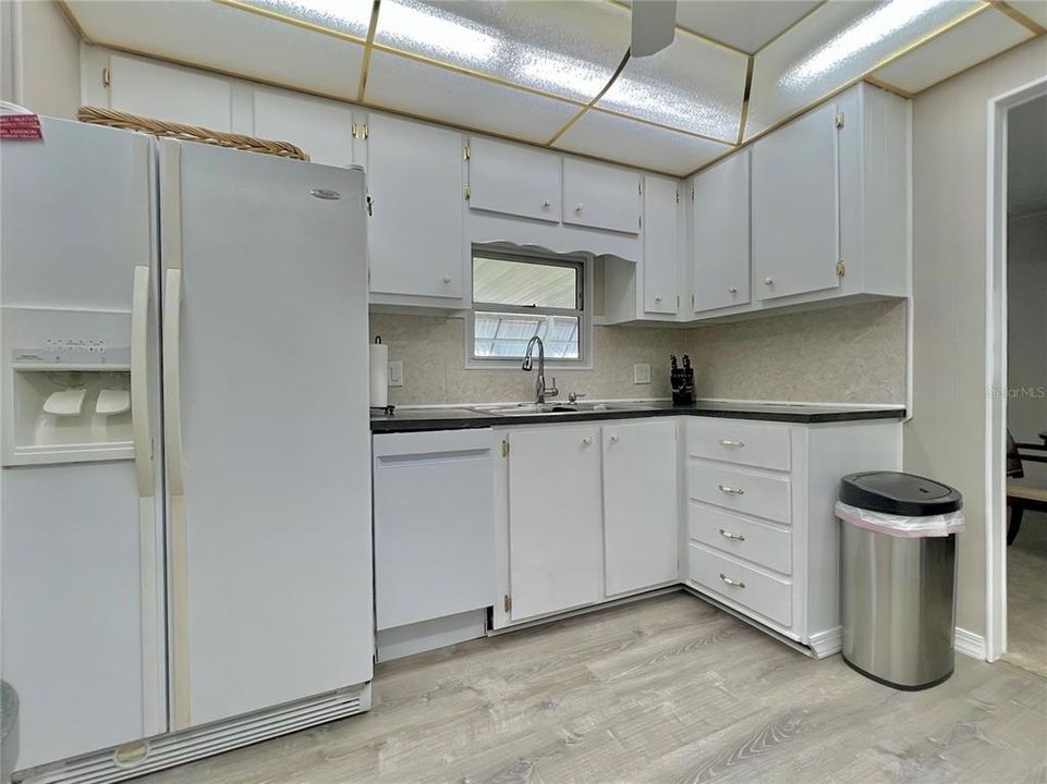 待售: $198,000 (2 贝兹, 2 浴室, 1325 平方英尺)