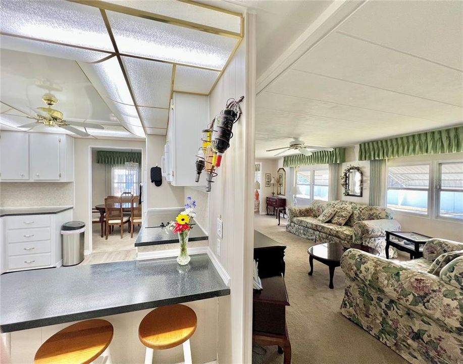 待售: $198,000 (2 贝兹, 2 浴室, 1325 平方英尺)