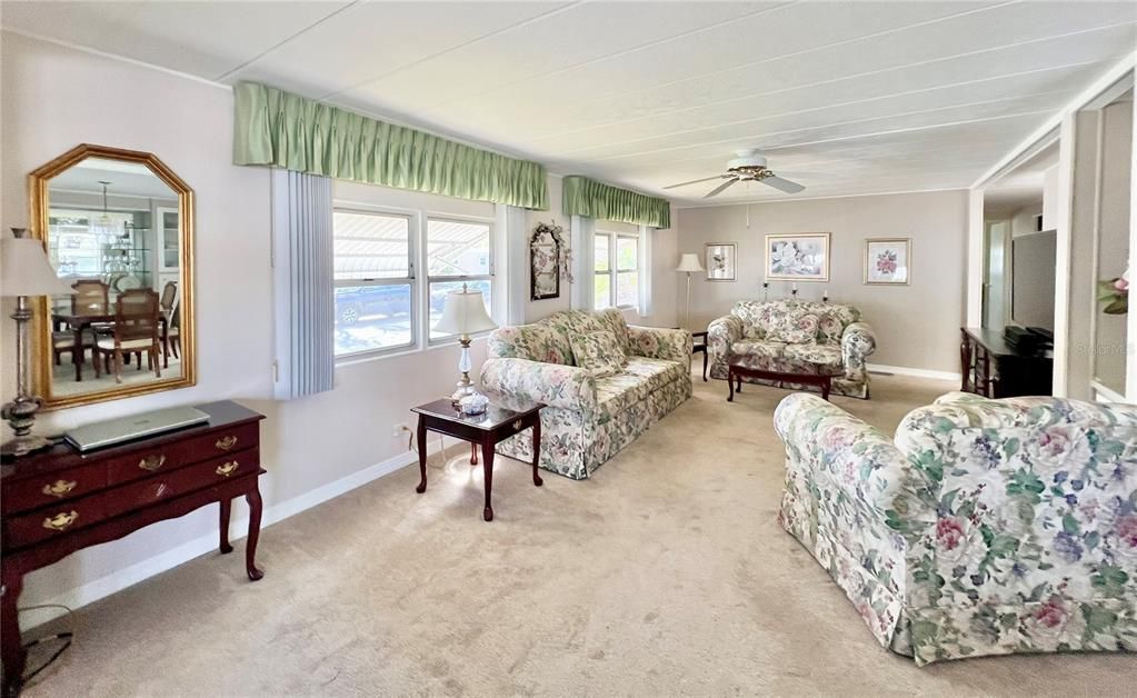 待售: $198,000 (2 贝兹, 2 浴室, 1325 平方英尺)