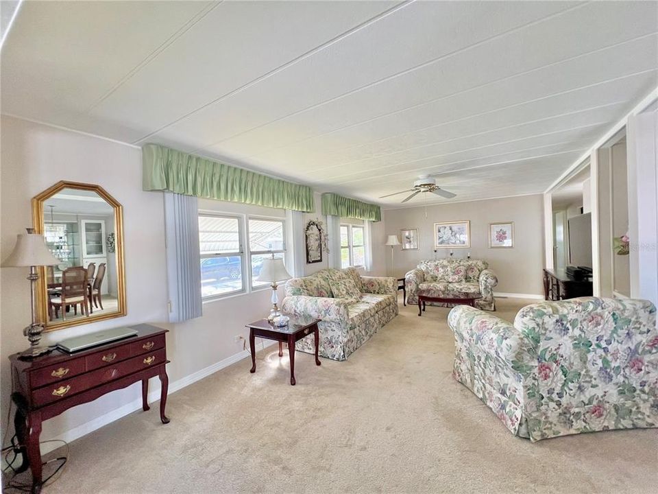 待售: $198,000 (2 贝兹, 2 浴室, 1325 平方英尺)