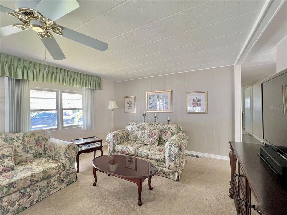 待售: $198,000 (2 贝兹, 2 浴室, 1325 平方英尺)