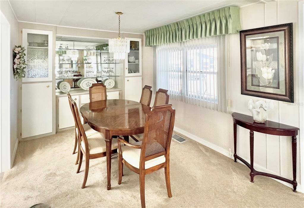 待售: $198,000 (2 贝兹, 2 浴室, 1325 平方英尺)