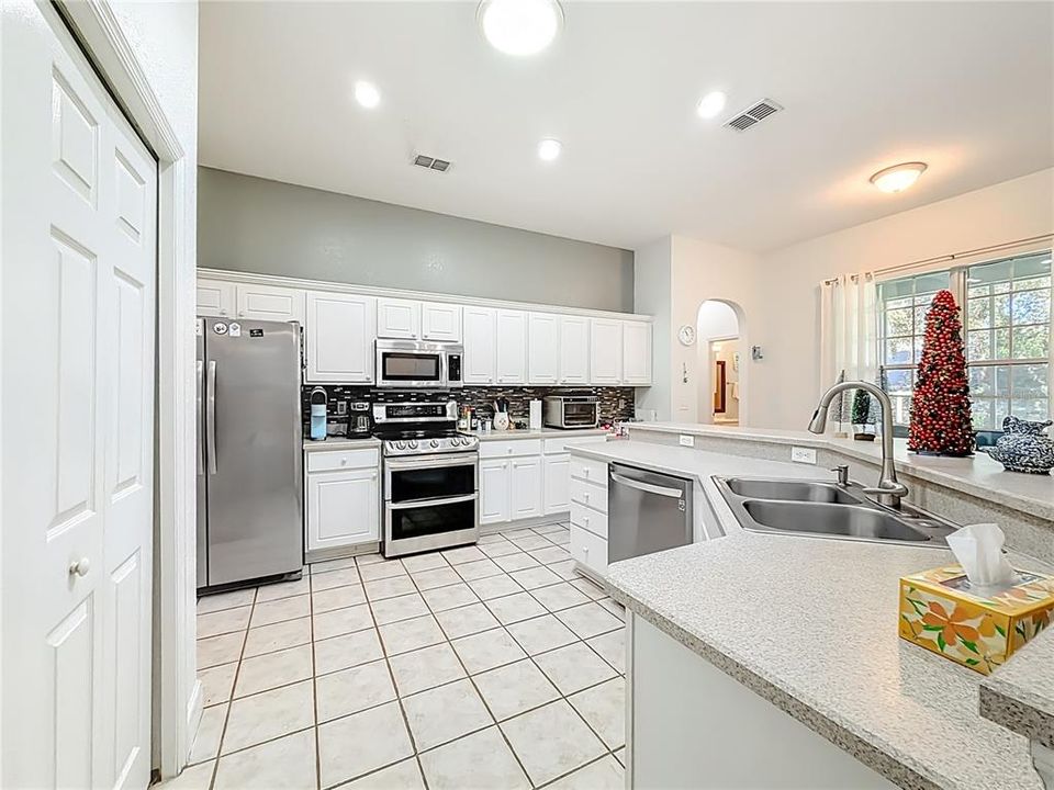 For Sale: $410,700 (3 beds, 3 baths, 2292 Square Feet)